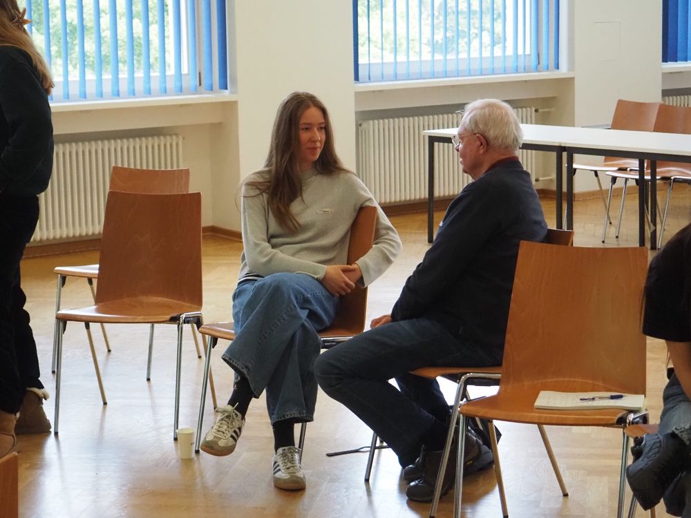 Eine Studentin und ein älterer Herr im Gespräch